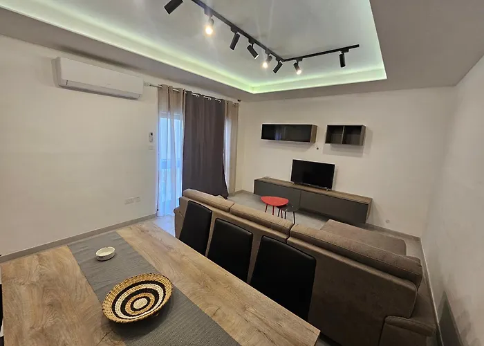 With Pool סיינט פול ביי